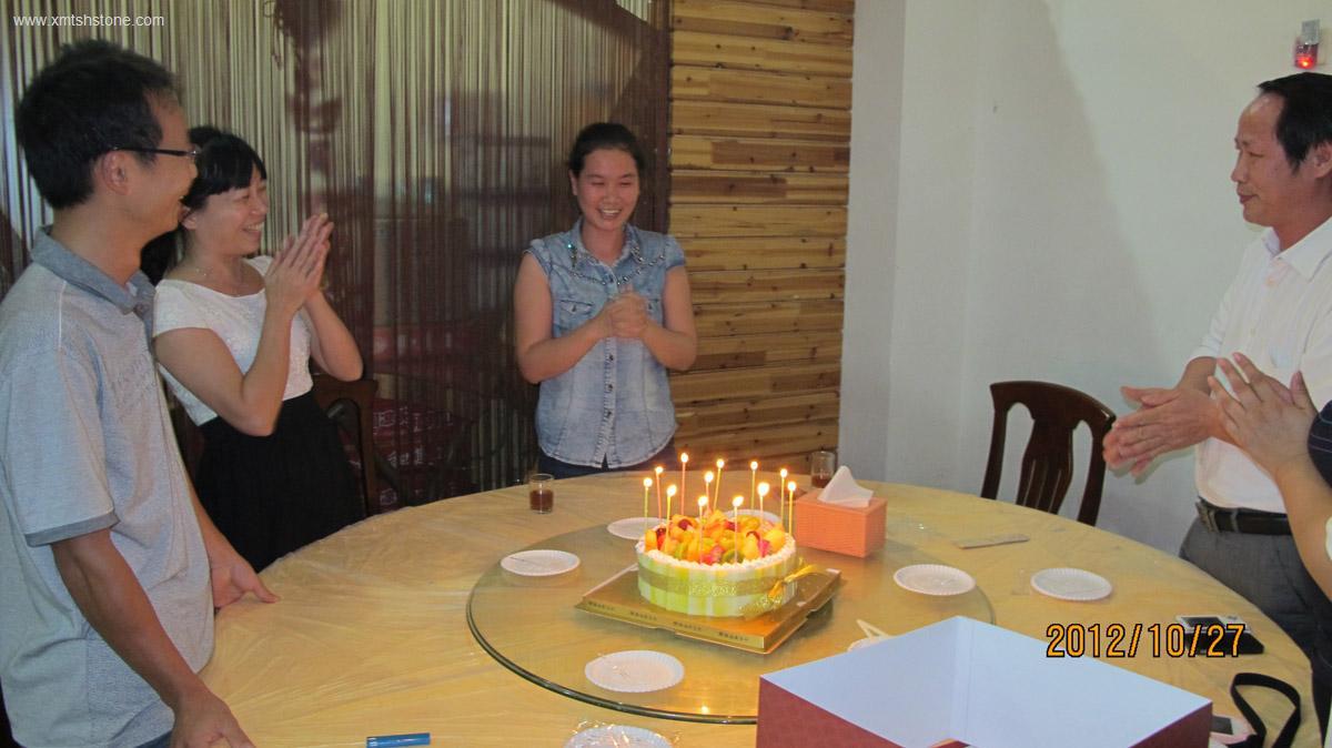 公司为员工庆祝生日2012-11-15 腾石辉公司CAD技术部小刘生日 